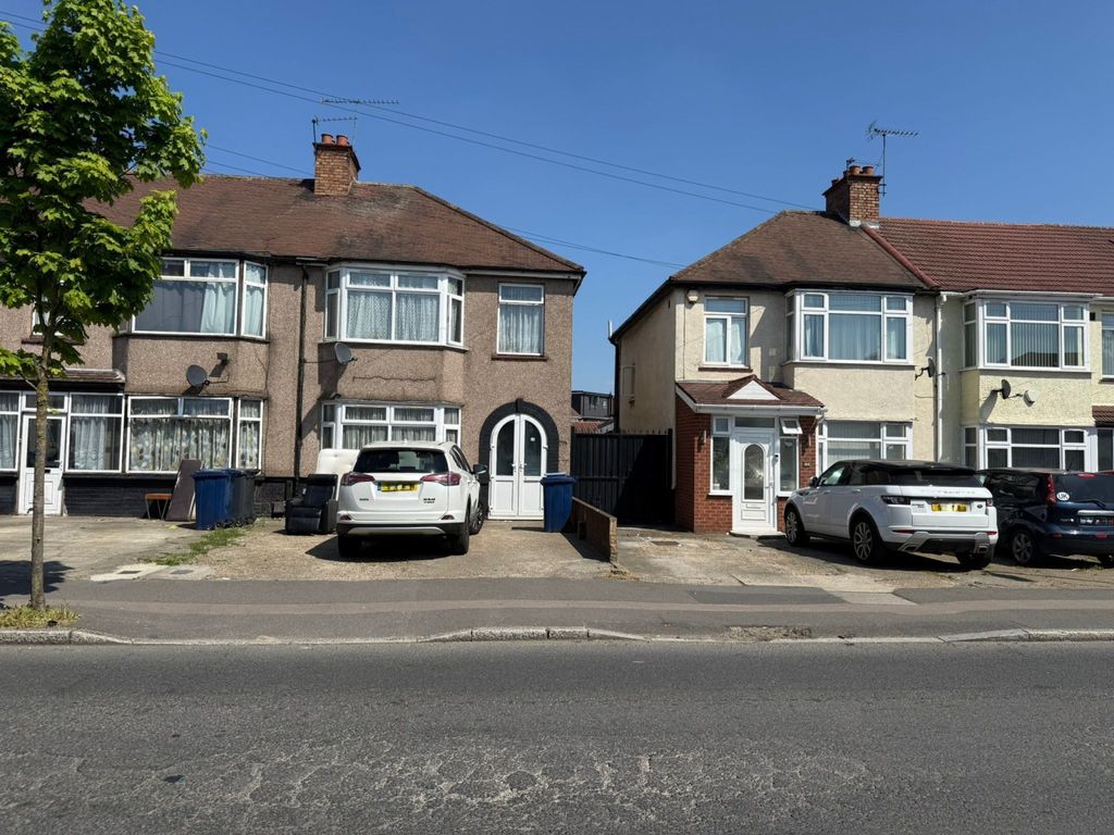 Property photo 1 of 14 3 Bed Semi-Detached House To Rent Brent Road, Southall Ub2