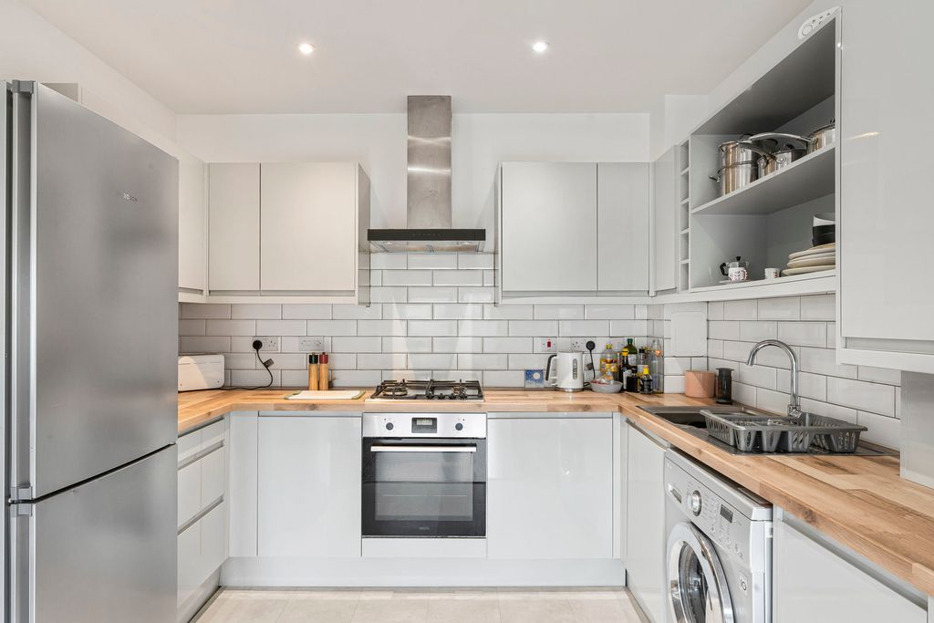 Property photo 2 of 21 Reception/Kitchen