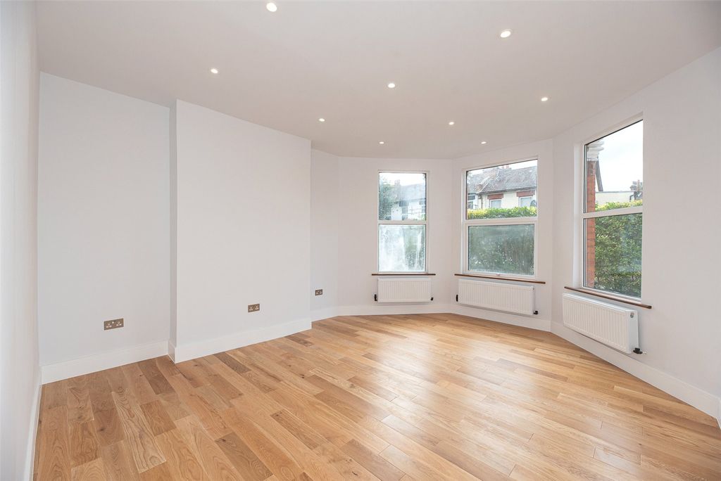 Property photo 2 of 27 Picture No. 08