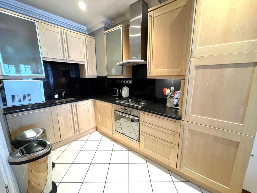 Property photo 3 of 10 Kitchen
