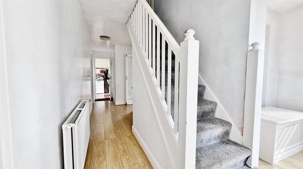 Property photo 2 of 26 Entrance Hall