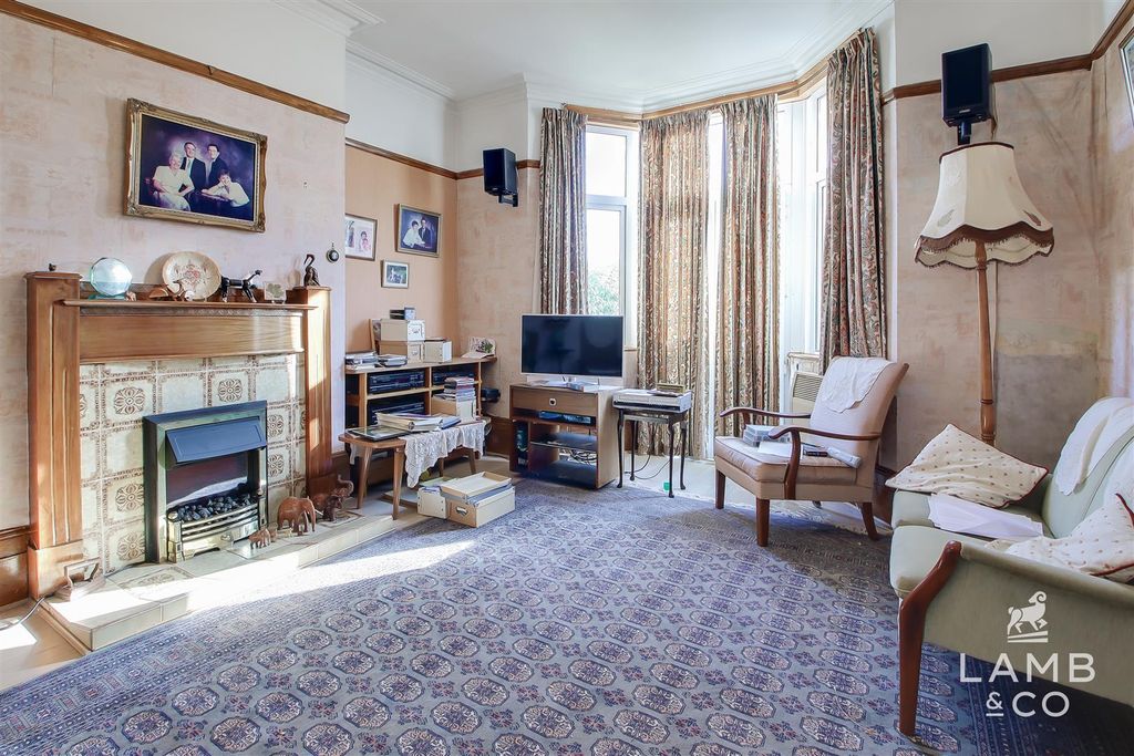 Property photo 3 of 22 Lounge