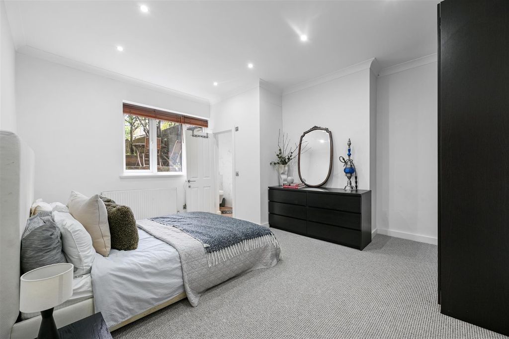 Property photo 3 of 12 Ar - Horn Lane1.Jpg