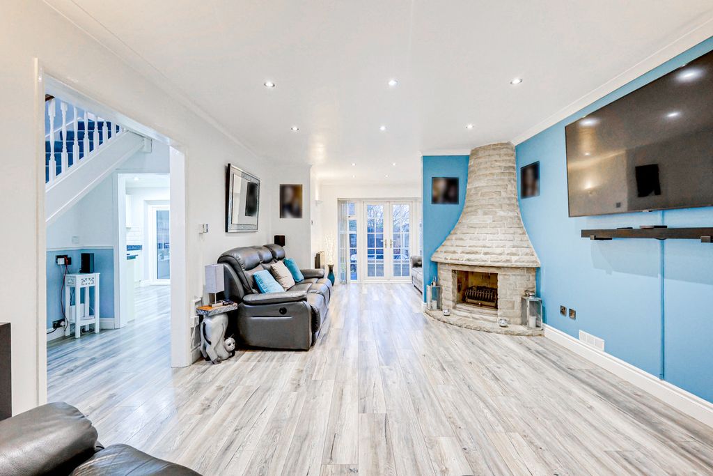 Property photo 2 of 28