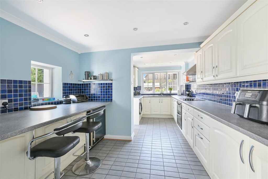 Property photo 2 of 21 Lyme Regis Road, 38 (10).Jpg
