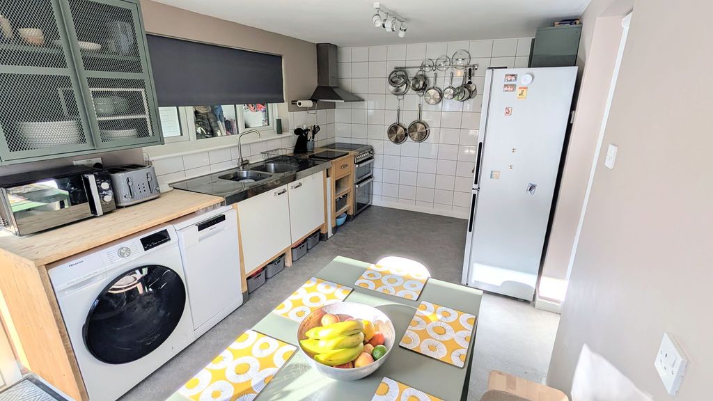 Property photo 2 of 19