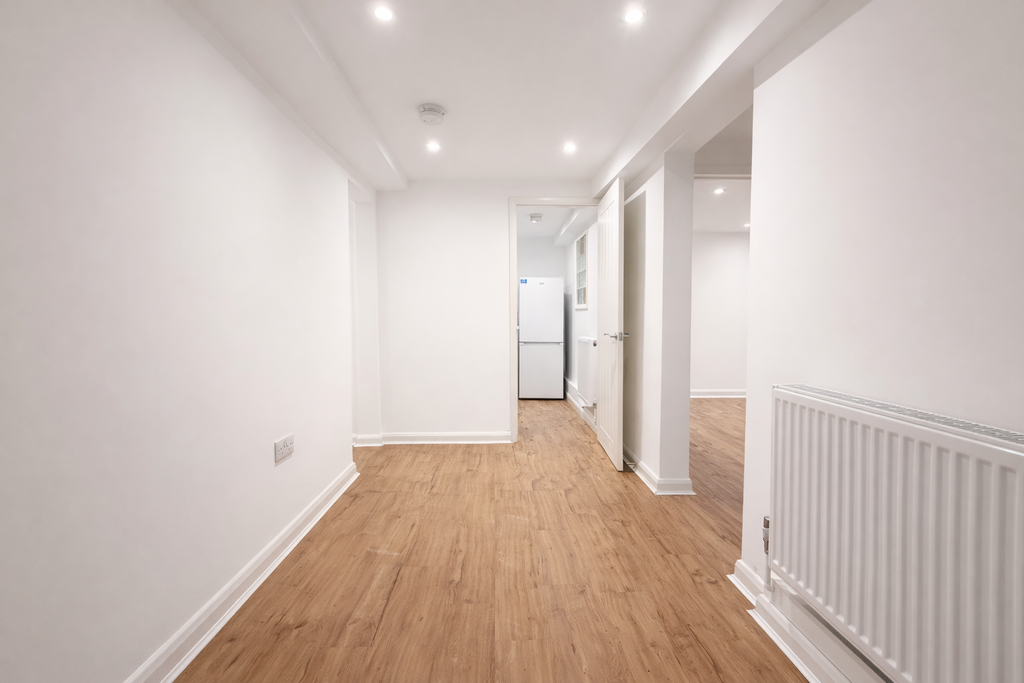 Property photo 2 of 11 Hallway