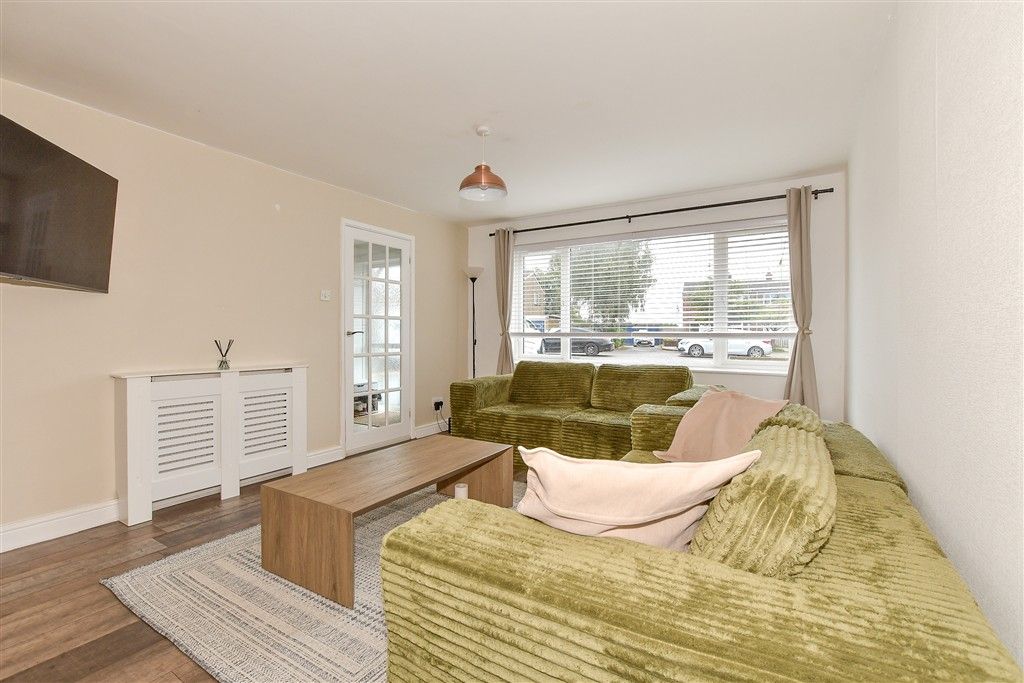 Property photo 2 of 11 Lounge