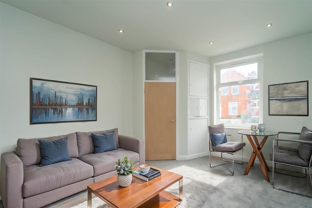 Property photo 2 of 25 Dsc05403 - Living Room - Modern - 1.Jpg