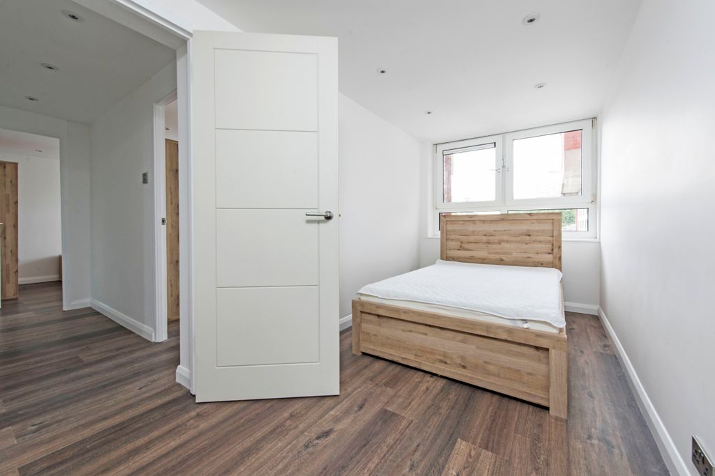 Property photo 3 of 12 195 Goulden Hse Bed