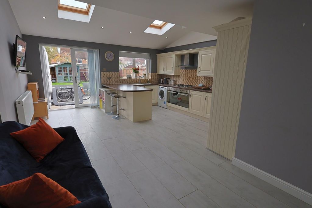 Property photo 2 of 16 Kitchen Diner