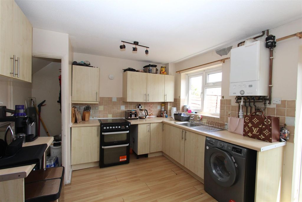 Property photo 2 of 11 Kitchen