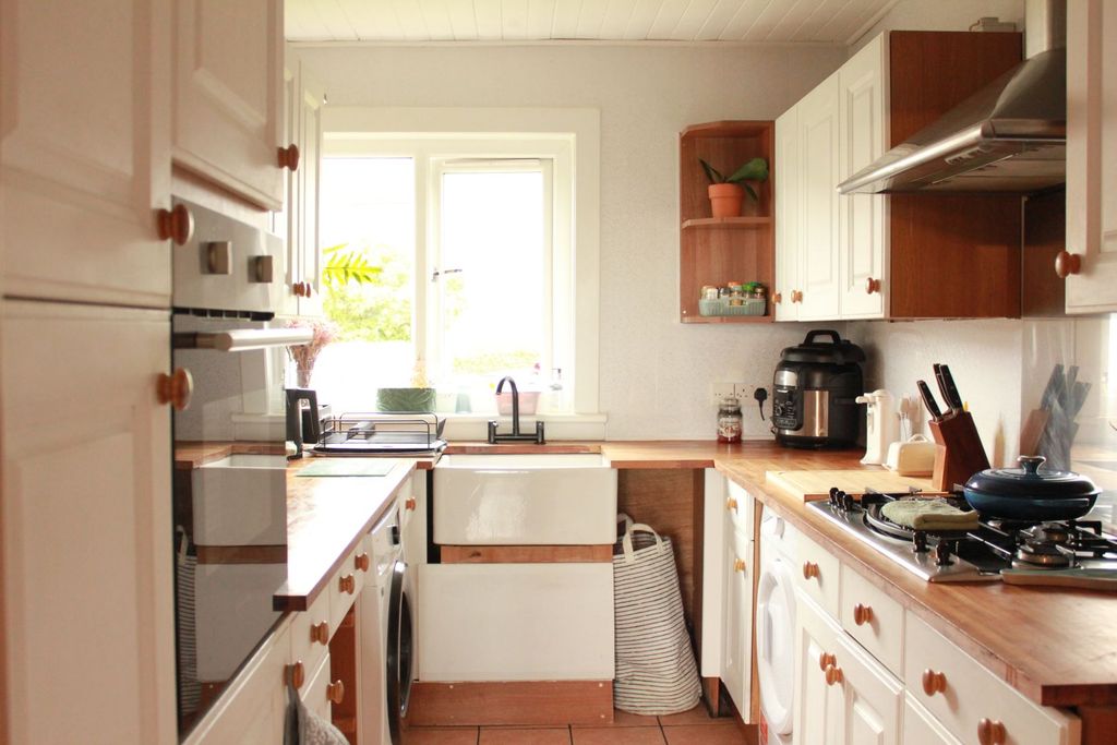 Property photo 1 of 17 Kitchen