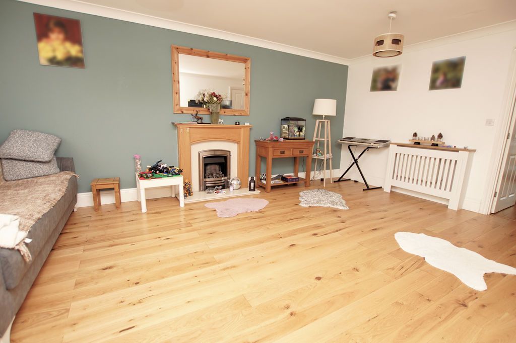 Property photo 3 of 19 Lounge