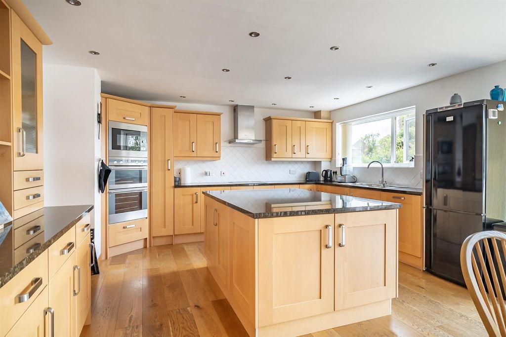 Property photo 3 of 27 Dining Kitchen