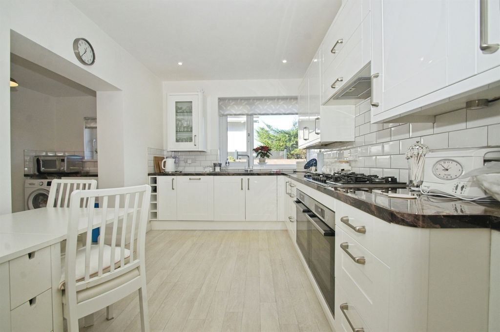 Property photo 3 of 34