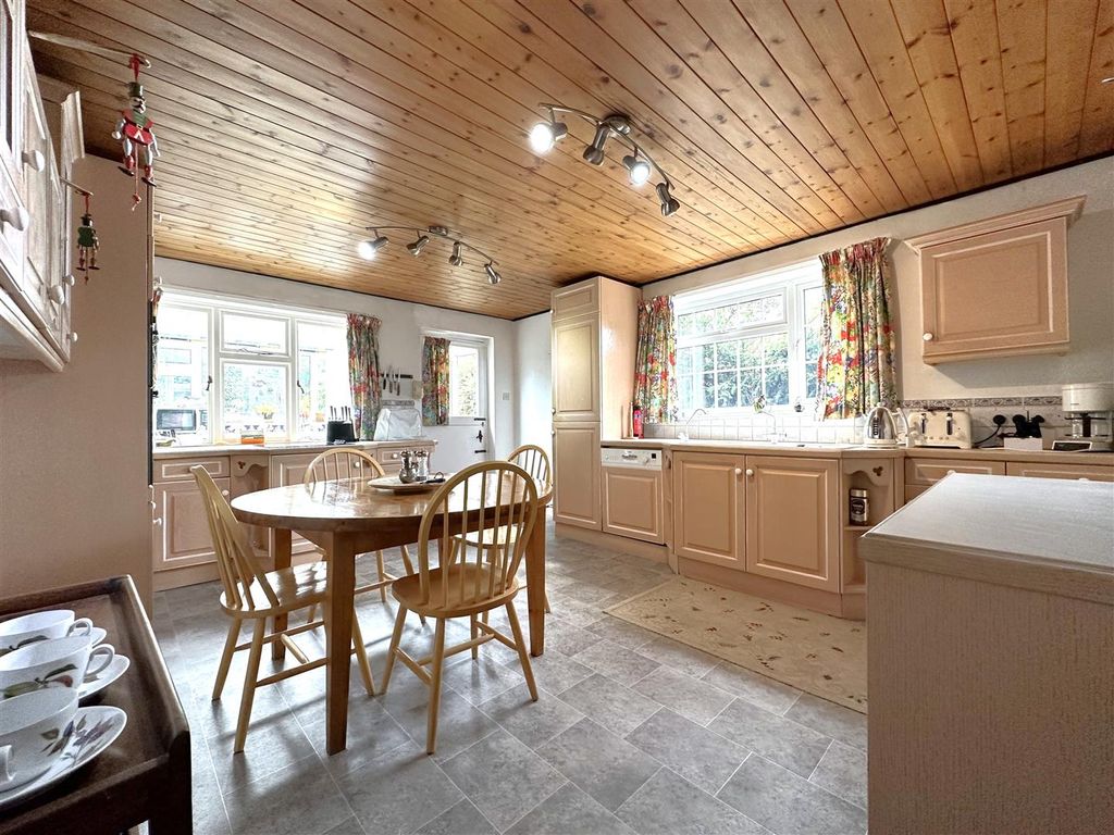 Property photo 2 of 27 Spacious Breakfast Kitchen 839