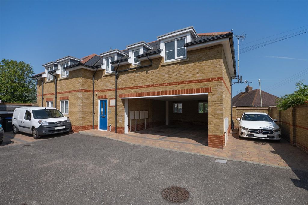 Property photo 3 of 11 Harwich Street, Whitstable
