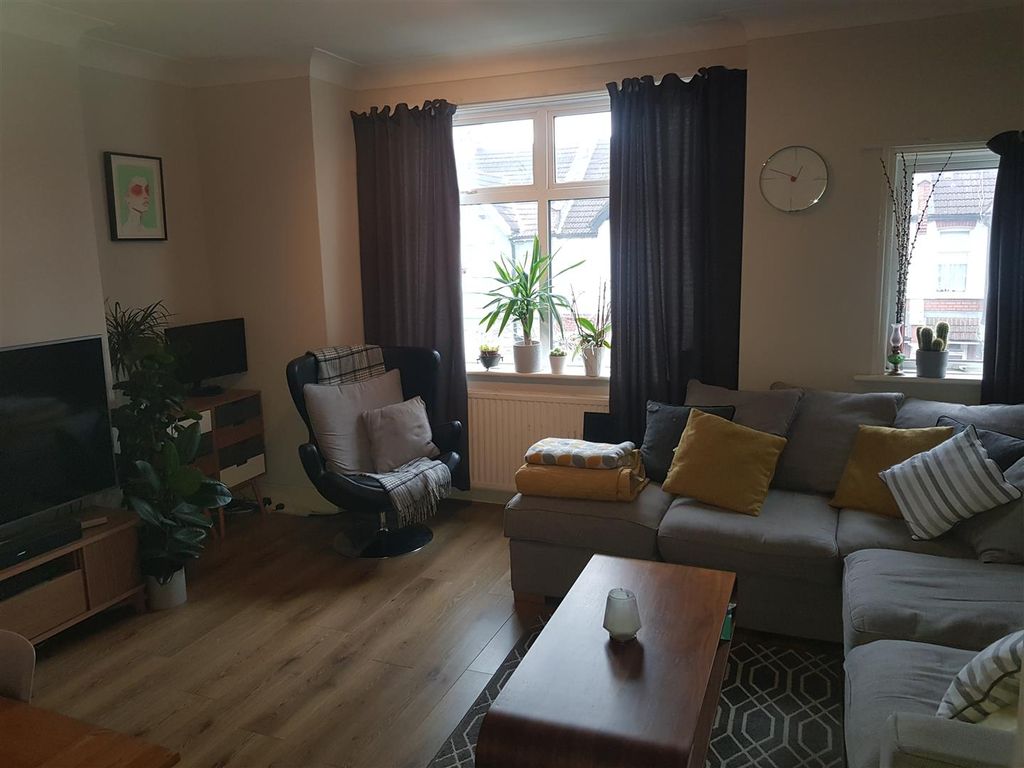 Property photo 2 of 6 53B Gassiot Road Livingroom.Jpg