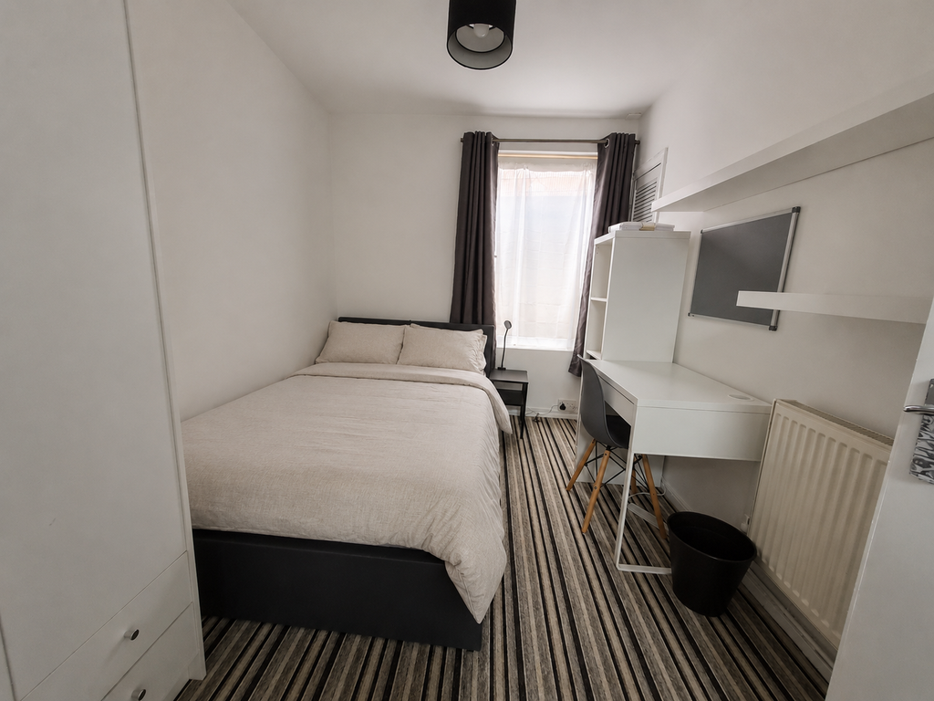 Property photo 3 of 11 Bed 1