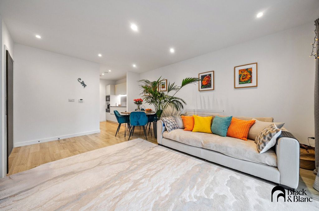 Property photo 2 of 18 Living/ Dining Room