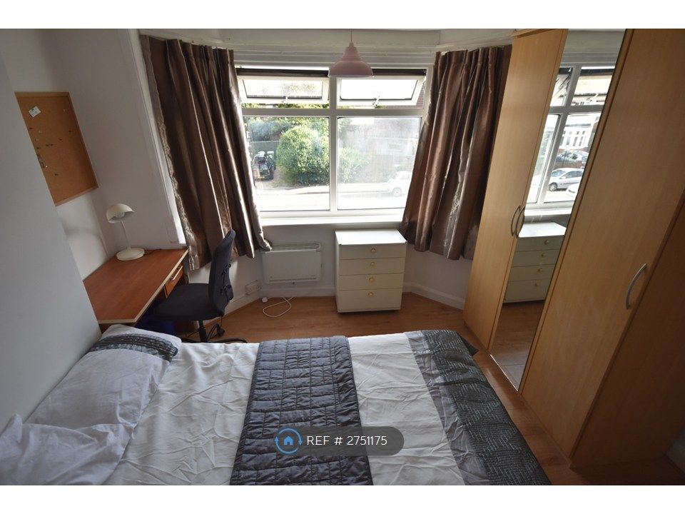 Property photo 1 of 18 Room 2