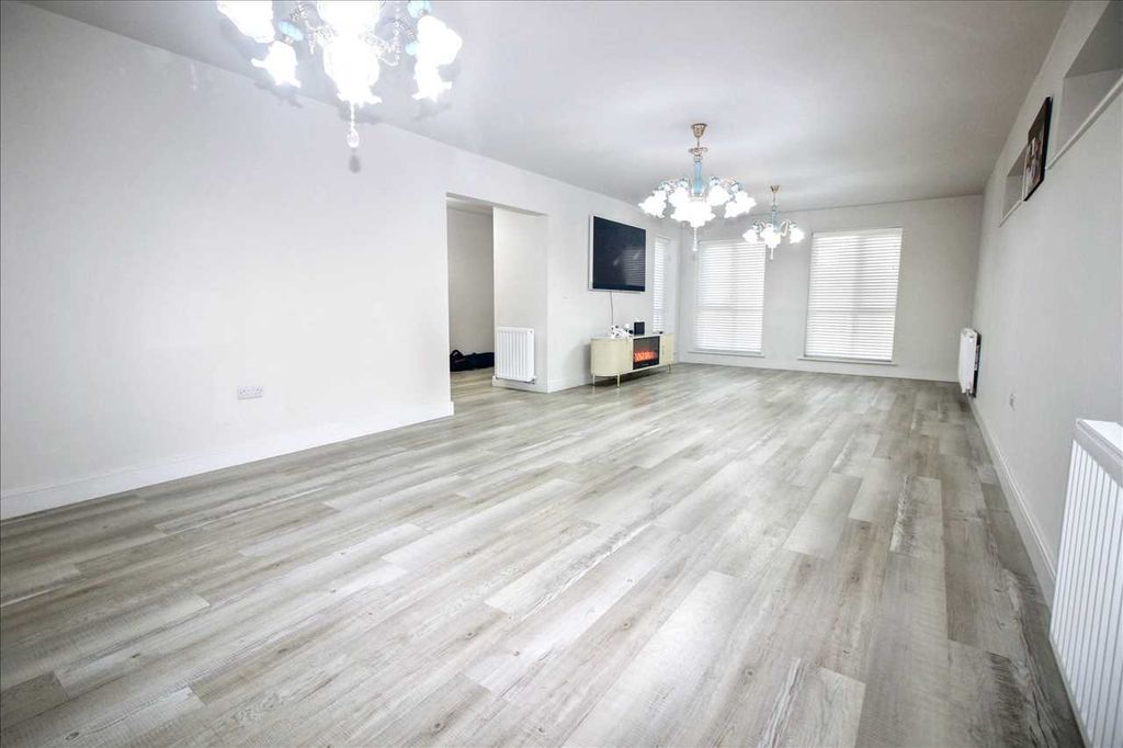 Property photo 3 of 18 Lounge