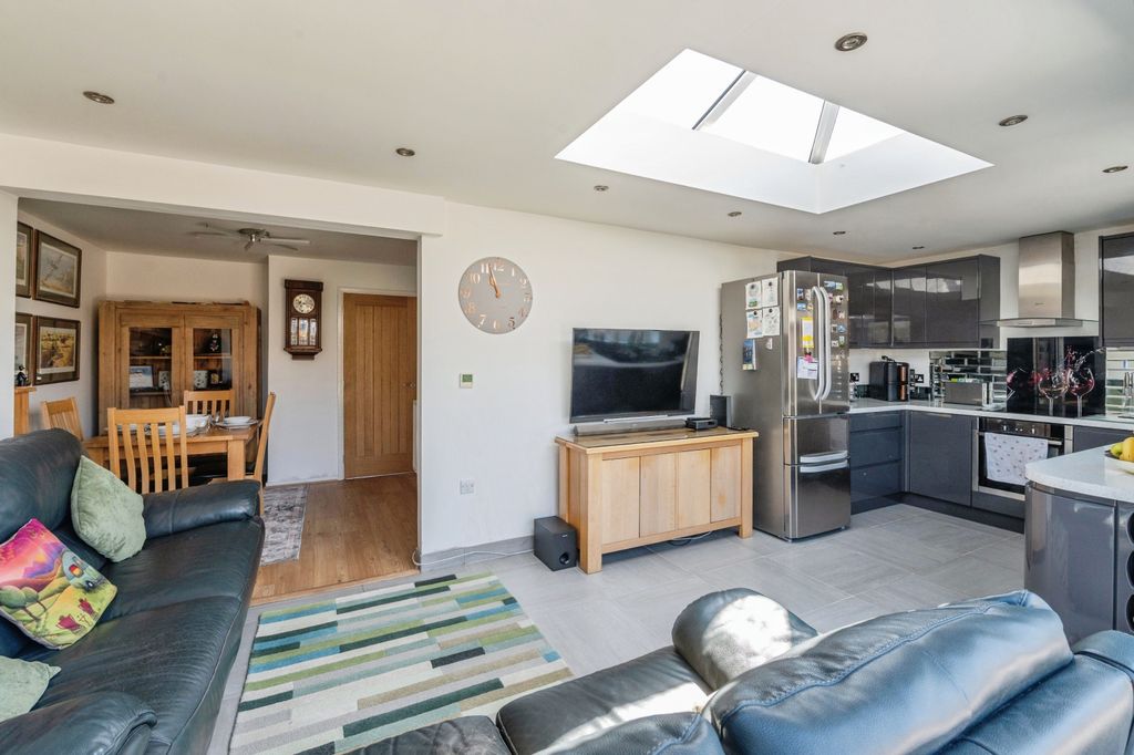 Property photo 2 of 16 Fantastic Open Plan Living Space