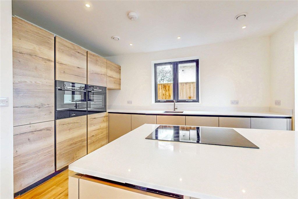 Property photo 2 of 26 Picture No. 25