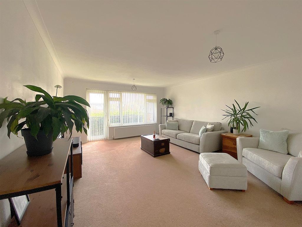 Property photo 2 of 16 10 Brampton Ct - Lounge1.Jpg
