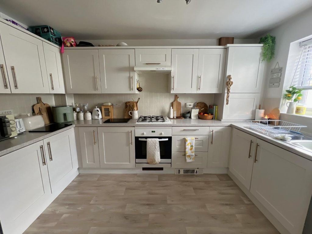 Property photo 2 of 12 Kitchen