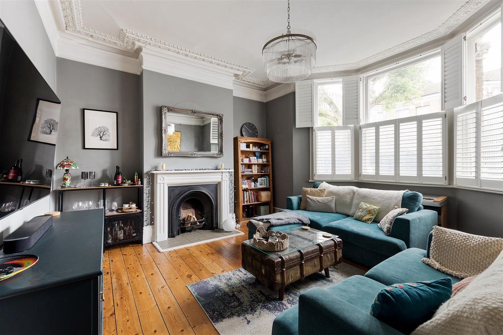 Property photo 2 of 28 Cedars Avenue, E17