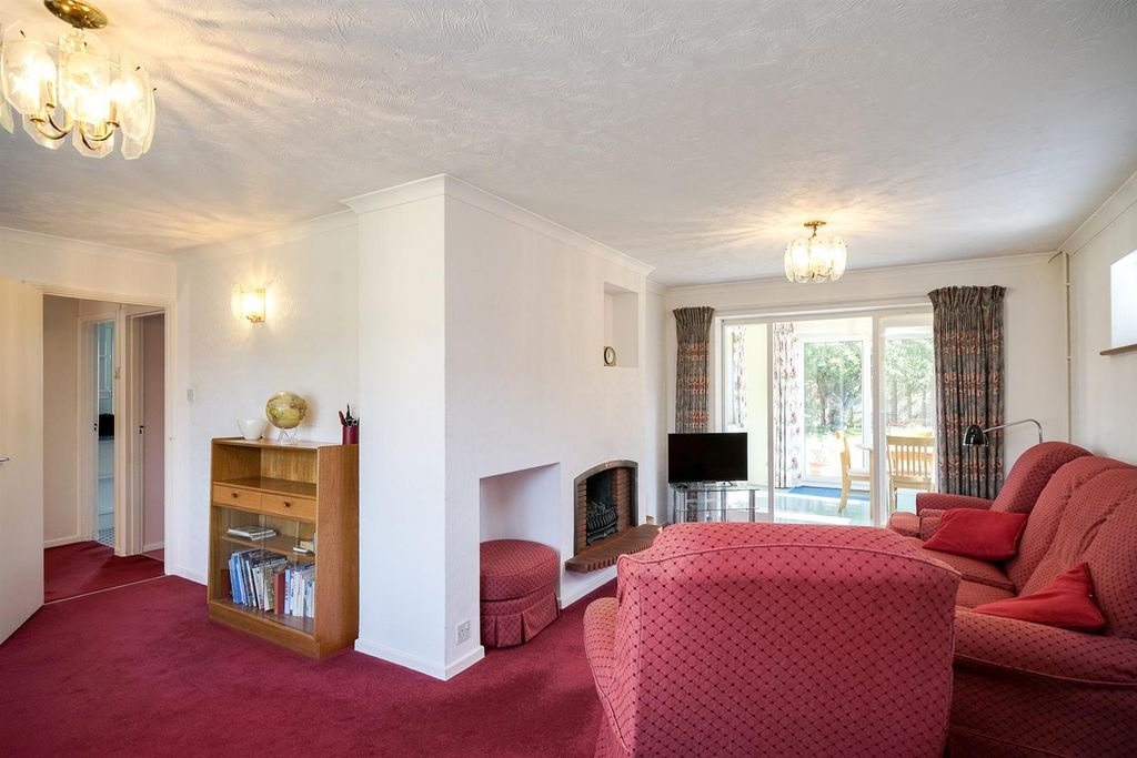 Property photo 3 of 17 Lounge