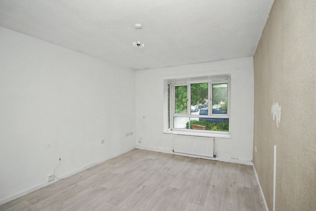 Property photo 2 of 12 19 Highlands Drive, Stourton, Leeds, West Yorkshire, Ls10 4Rw