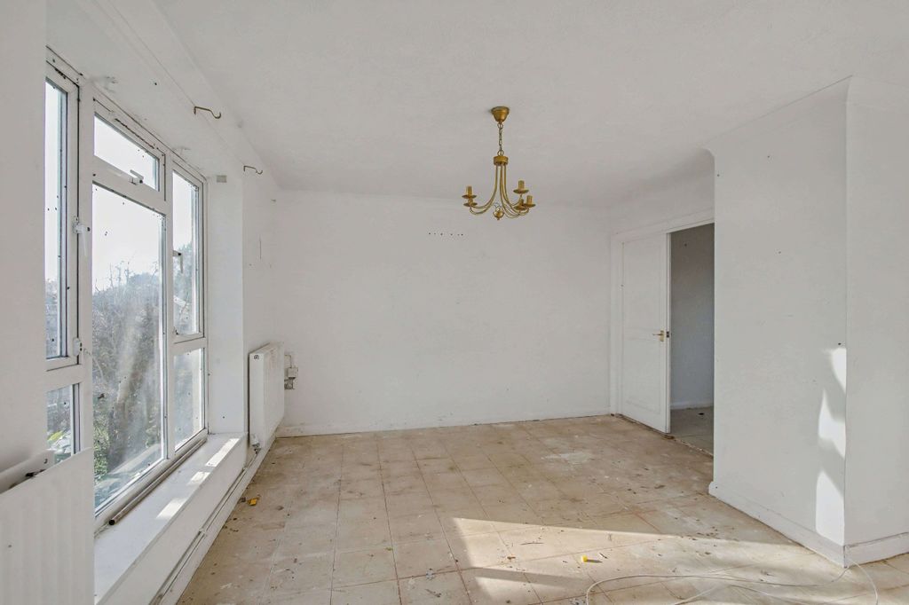 Property photo 2 of 16 107 Halcot Avenue, Bexleyheath, Kent, Da6 7Qa