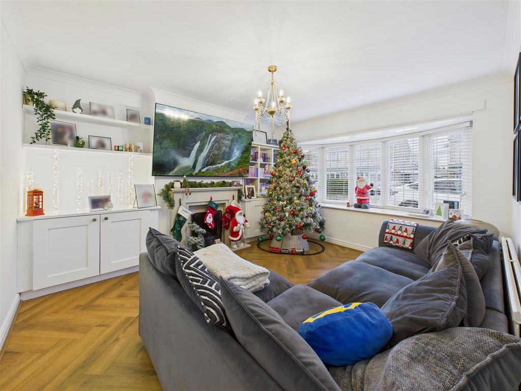 Property photo 2 of 19 Lounge