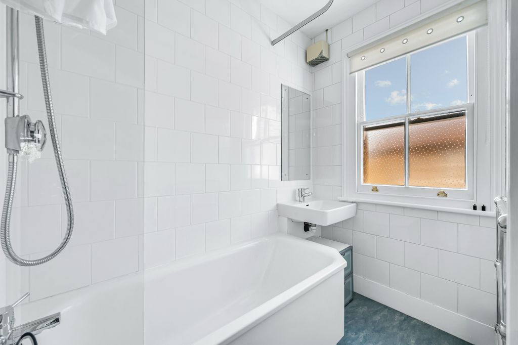 Property photo 3 of 10 Bathroom