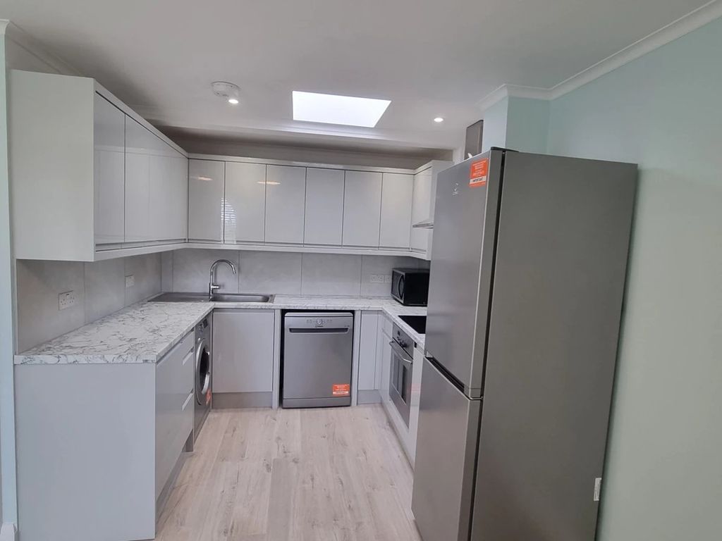 Property photo 3 of 10 Kitchen