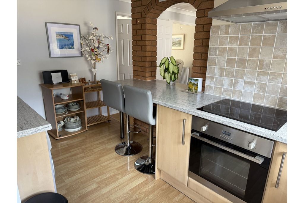 Property photo 3 of 11 Kitchen/Breakfast