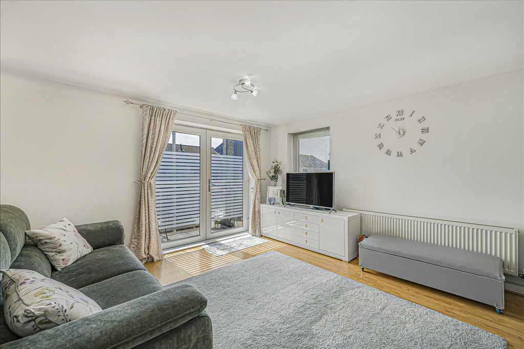 Property photo 2 of 16 Lounge