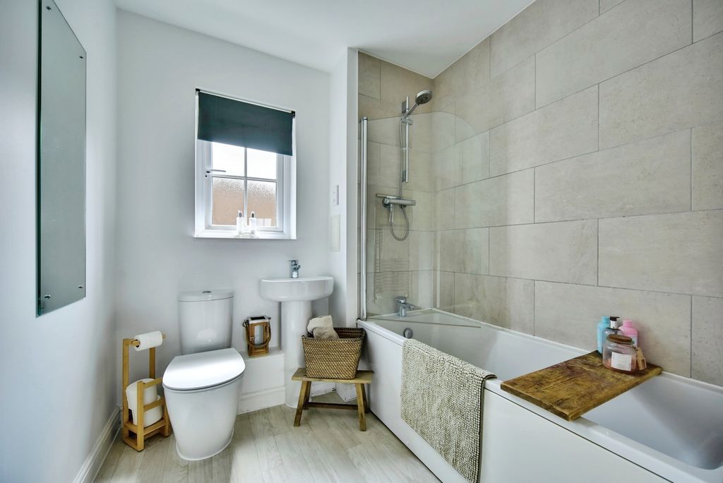 Property photo 3 of 10 Bathroom