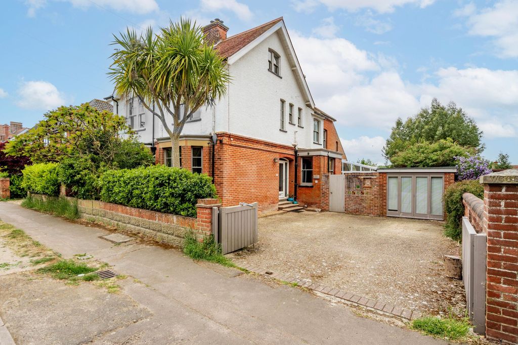 Property photo 1 of 28