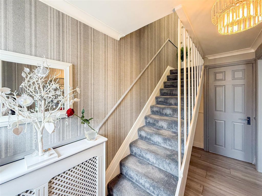 Property photo 3 of 20 Entrance Hall