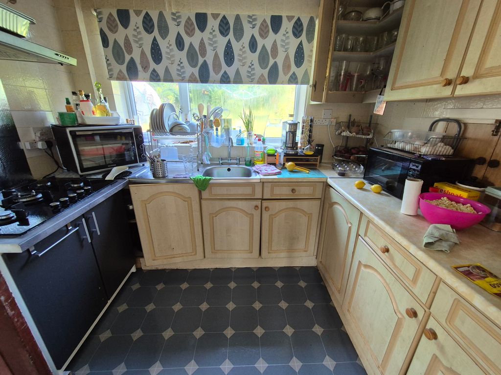 Property photo 3 of 8 Kitchen