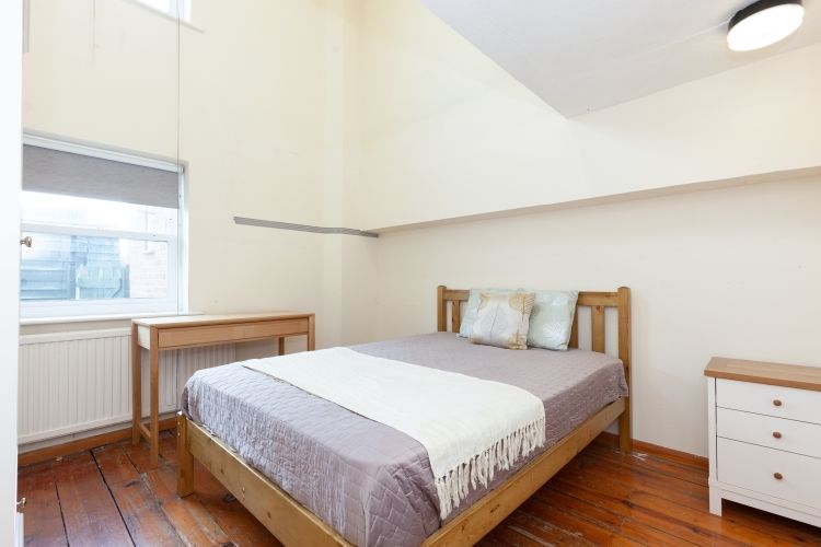 Property photo 1 of 6 Bedroom