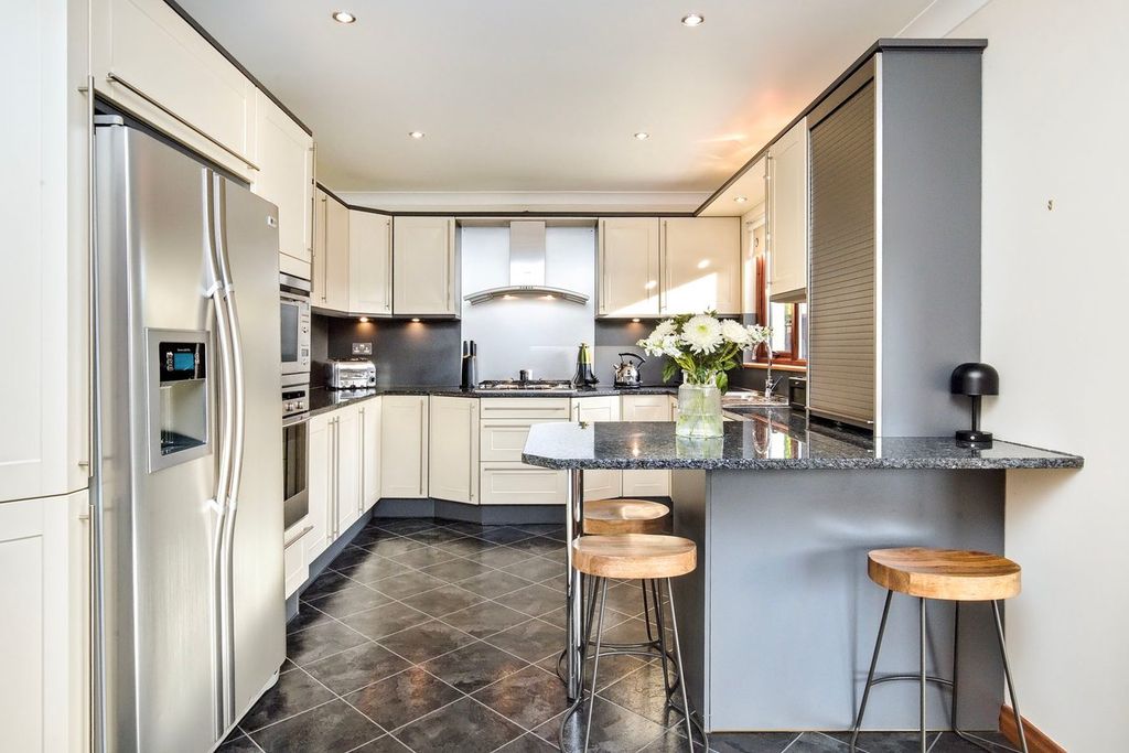 Property photo 3 of 22