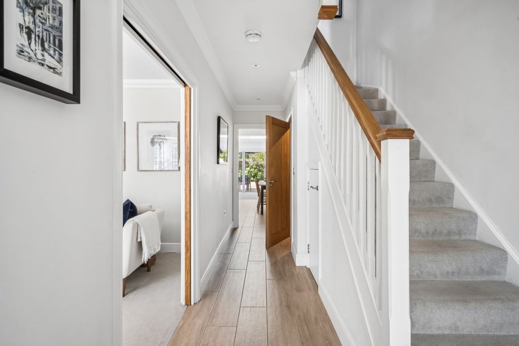 Property photo 3 of 19 Entrance Hall