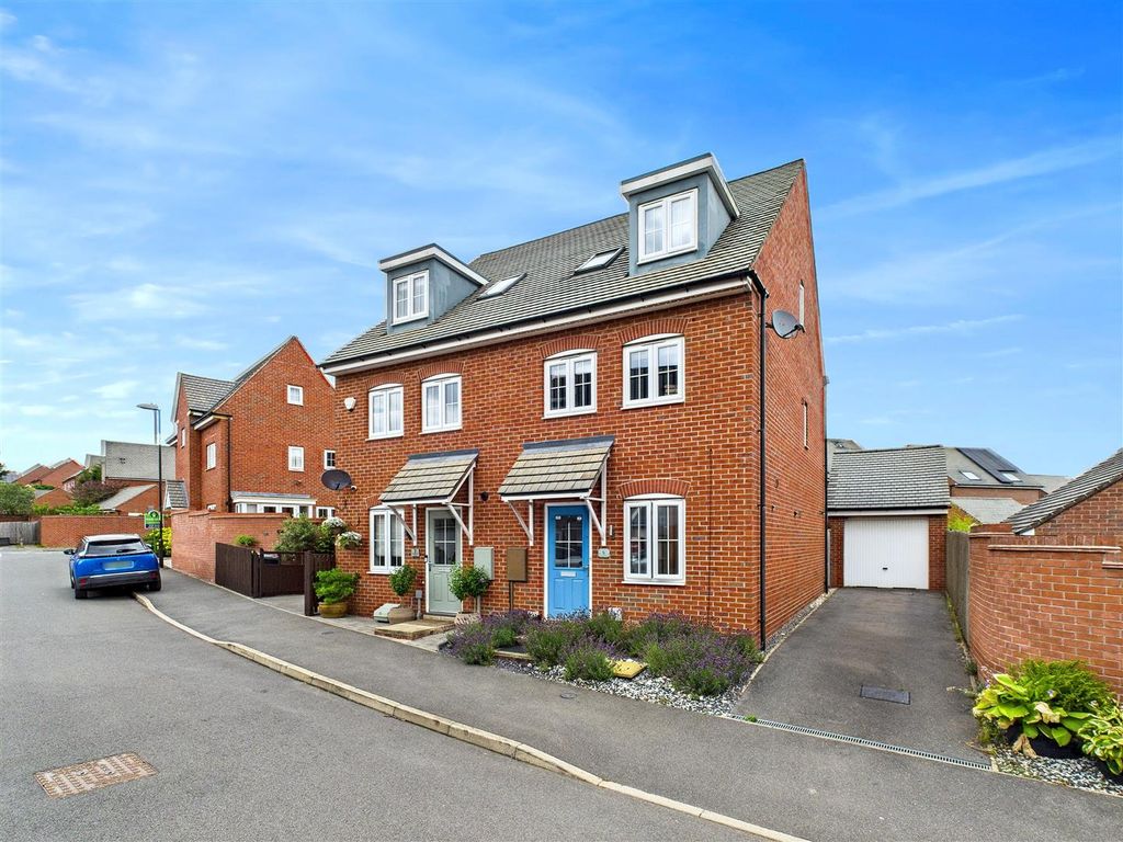 Property photo 3 of 35 Sunderland Close, Church Gresley (7).Jpg