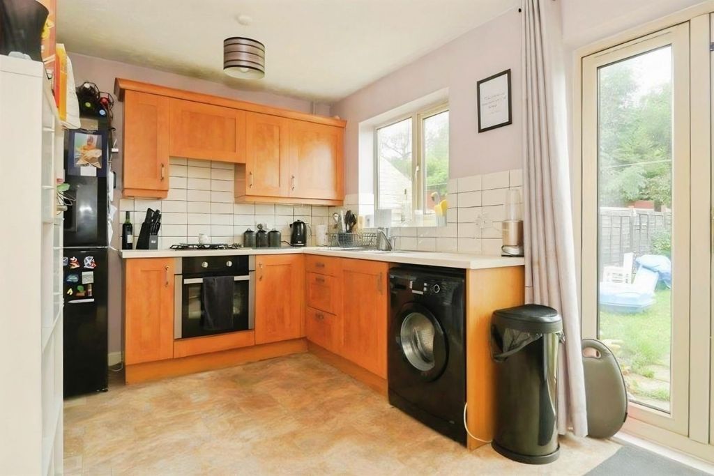 Property photo 3 of 10 Kitchen