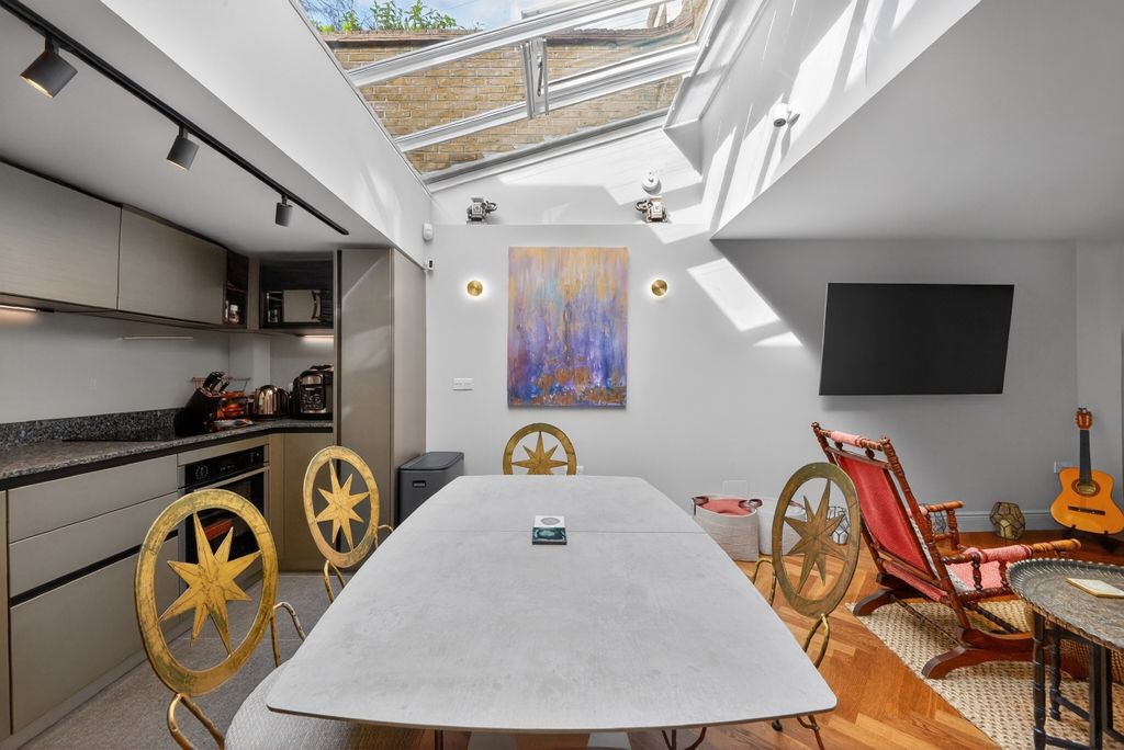 Property photo 3 of 13 Peto Place